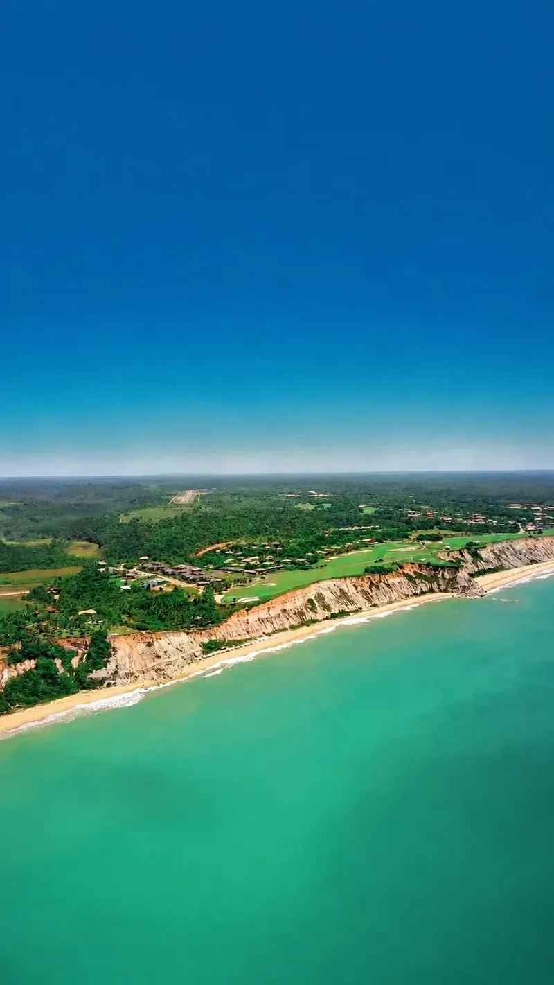 Falésias e mar no litoral de Trancoso