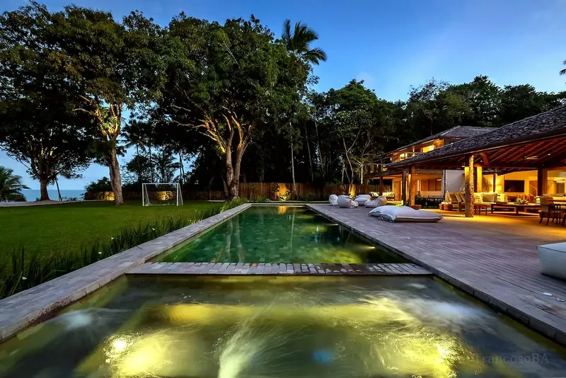 Piscina e área externa de casa para famílias em Trancoso
