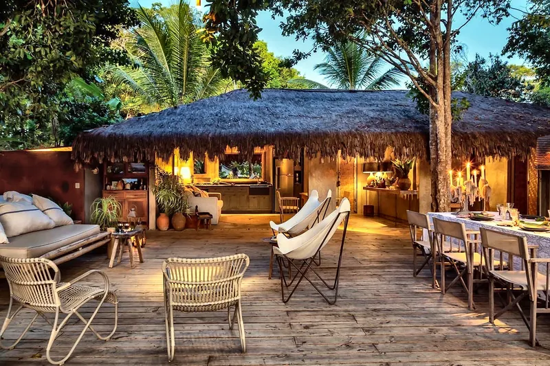 Sala de estar integrada ao jardim em casa dos Altos de Trancoso