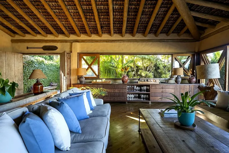 Área social com estrutura de madeira em casa dos Altos de Trancoso