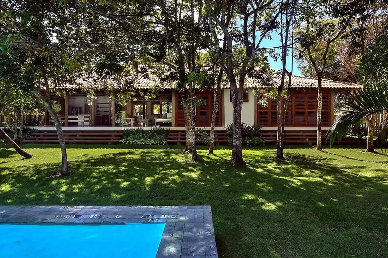 Jardim amplo e piscina de uma casa nos Altos de Trancoso
